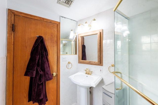 101 E Clovernook LANE, Glendale, WI 53217