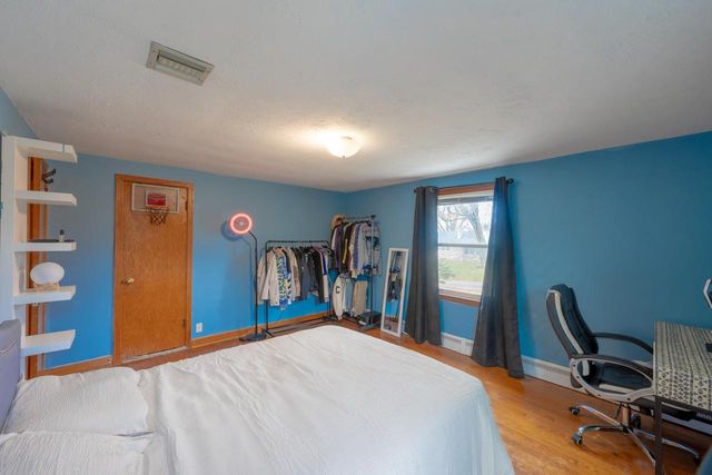 101 E Clovernook LANE, Glendale, WI 53217