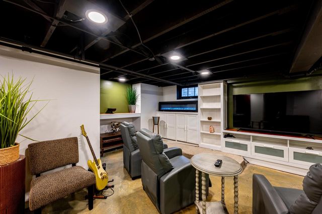 101 E Clovernook LANE, Glendale, WI 53217