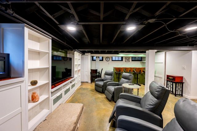 101 E Clovernook LANE, Glendale, WI 53217