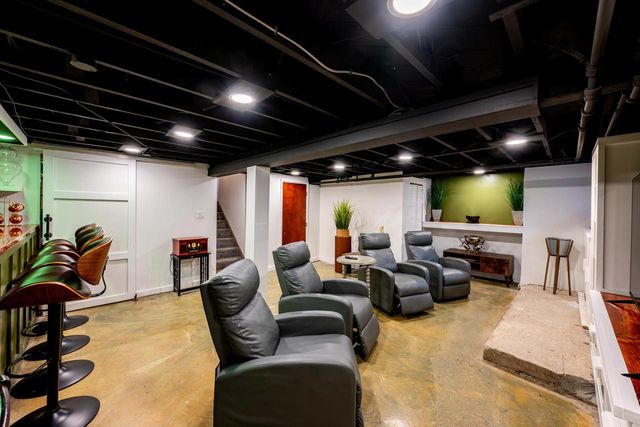 101 E Clovernook LANE, Glendale, WI 53217