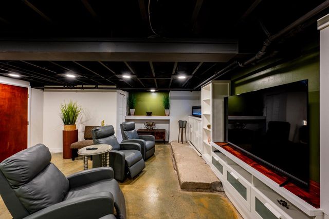 101 E Clovernook LANE, Glendale, WI 53217