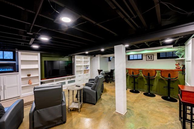 101 E Clovernook LANE, Glendale, WI 53217