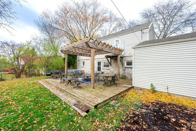 101 E Clovernook LANE, Glendale, WI 53217