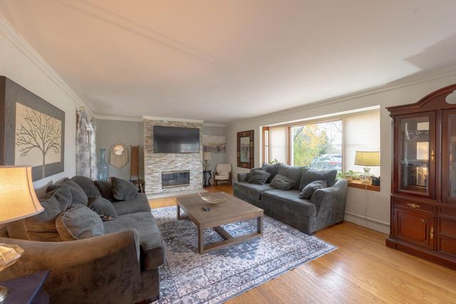 101 E Clovernook LANE, Glendale, WI 53217