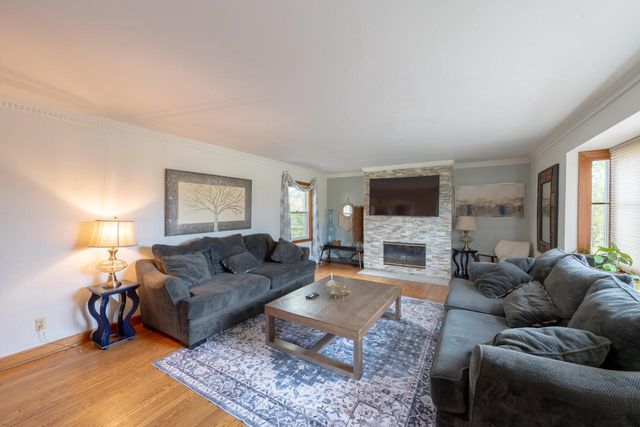 101 E Clovernook LANE, Glendale, WI 53217