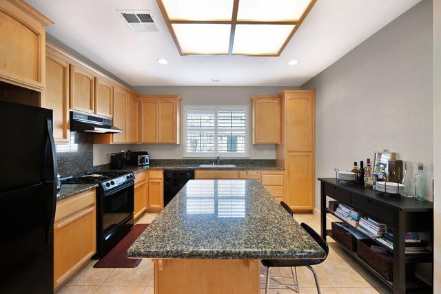 9 Waters Cove Ct, Sacramento, CA 95831