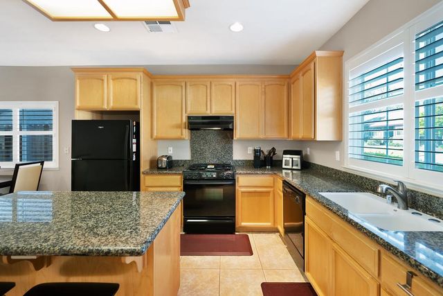 9 Waters Cove Ct, Sacramento, CA 95831