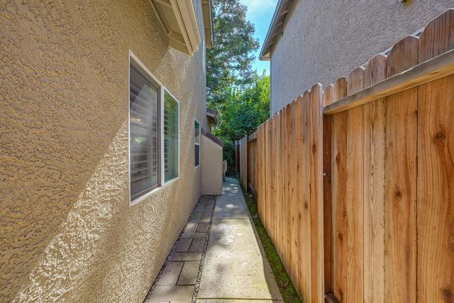 9 Waters Cove Ct, Sacramento, CA 95831