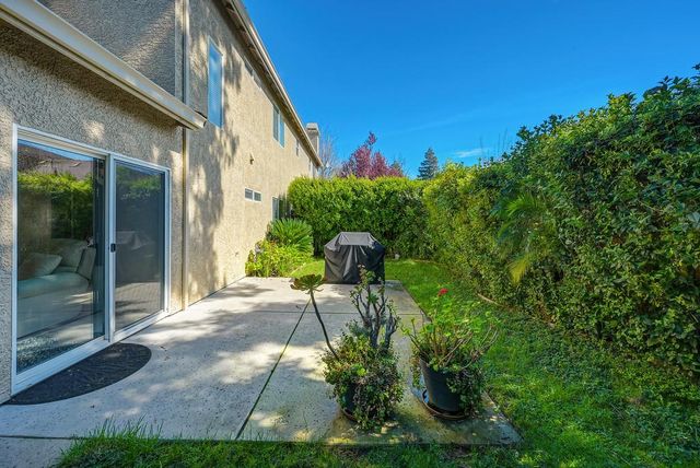 9 Waters Cove Ct, Sacramento, CA 95831