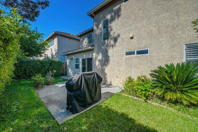 9 Waters Cove Ct, Sacramento, CA 95831