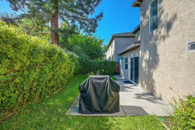 9 Waters Cove Ct, Sacramento, CA 95831