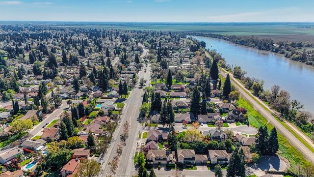 9 Waters Cove Ct, Sacramento, CA 95831