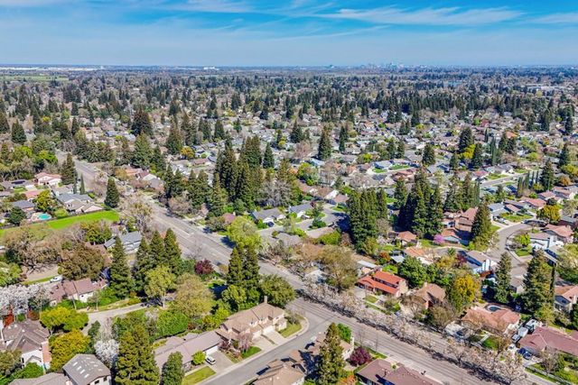 9 Waters Cove Ct, Sacramento, CA 95831