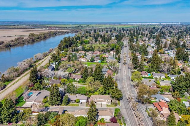 9 Waters Cove Ct, Sacramento, CA 95831