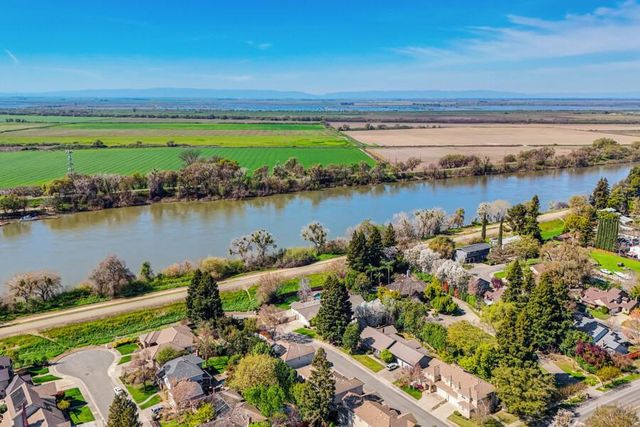 9 Waters Cove Ct, Sacramento, CA 95831