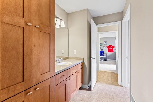 1194 Four Winds WAY, Hartland, WI 53029