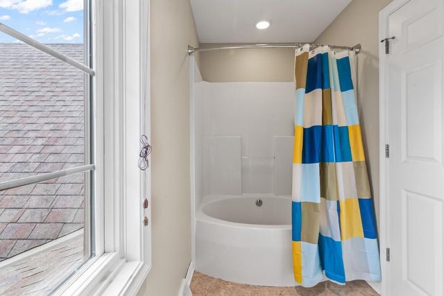 1194 Four Winds WAY, Hartland, WI 53029