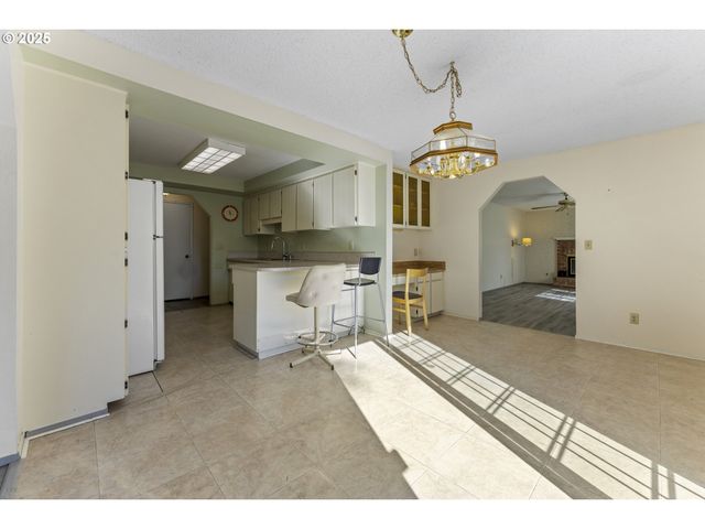 820 Ne COCHRAN Ave, Gresham, OR 97030