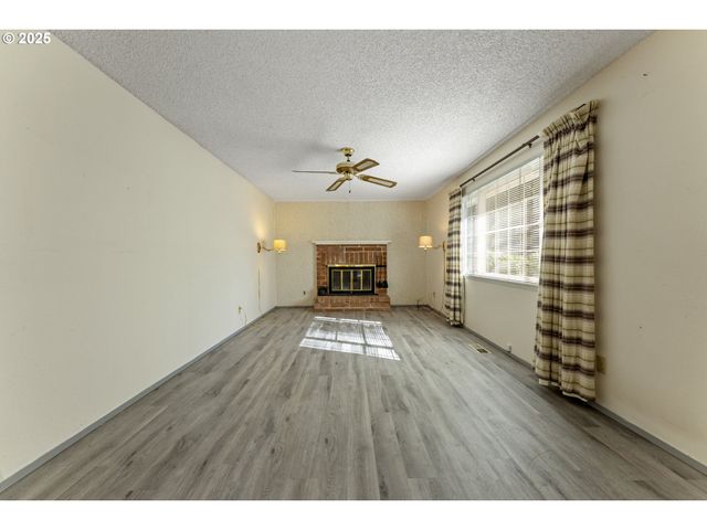 820 Ne COCHRAN Ave, Gresham, OR 97030