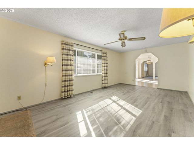 820 Ne COCHRAN Ave, Gresham, OR 97030