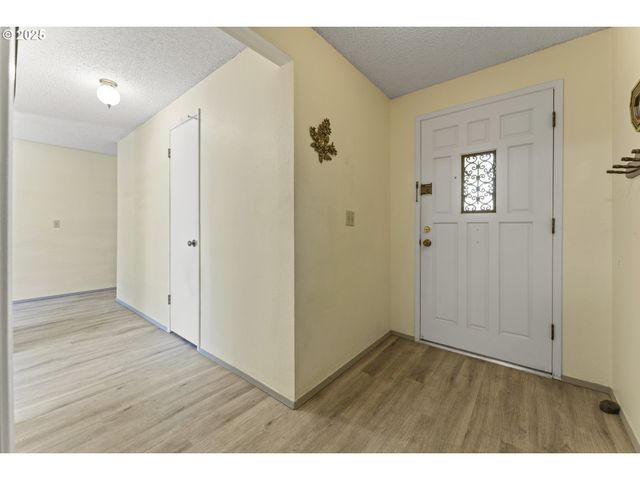 820 Ne COCHRAN Ave, Gresham, OR 97030