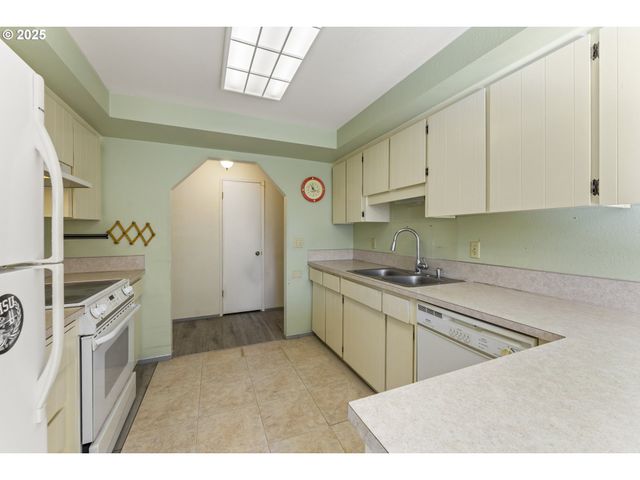 820 Ne COCHRAN Ave, Gresham, OR 97030