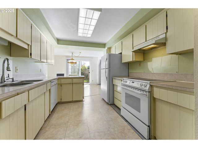 820 Ne COCHRAN Ave, Gresham, OR 97030