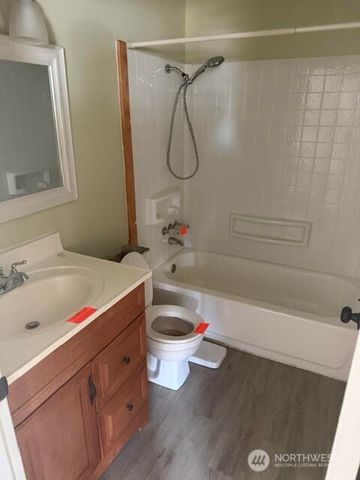 1306 Sherwood Court E, Tacoma, WA 98445