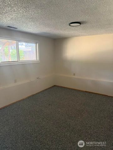 1306 Sherwood Court E, Tacoma, WA 98445