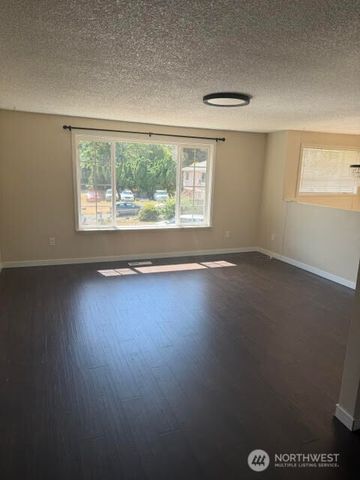 1306 Sherwood Court E, Tacoma, WA 98445
