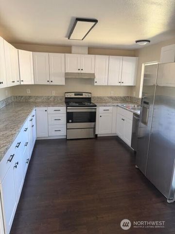 1306 Sherwood Court E, Tacoma, WA 98445