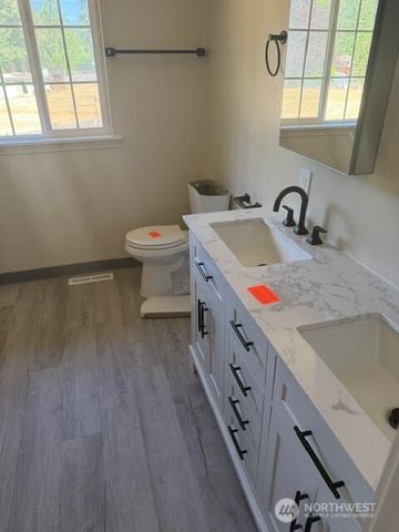 1306 Sherwood Court E, Tacoma, WA 98445