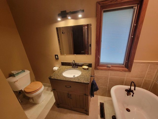 21825 Oakmont LANE, Brookfield, WI 53045