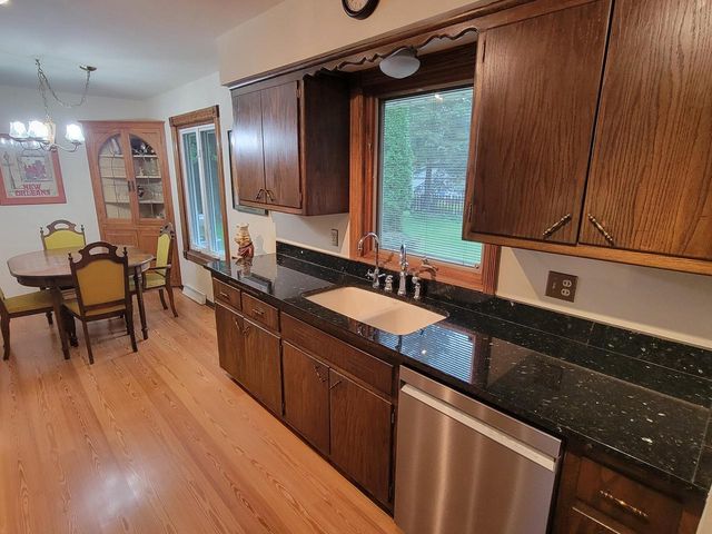 21825 Oakmont LANE, Brookfield, WI 53045