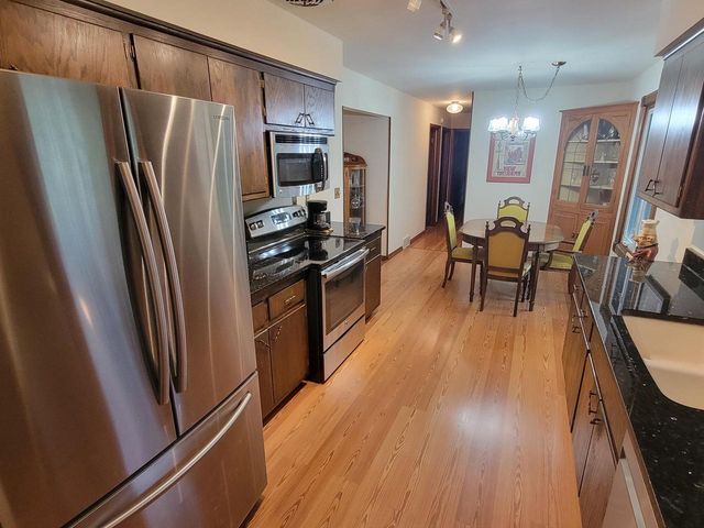 21825 Oakmont LANE, Brookfield, WI 53045