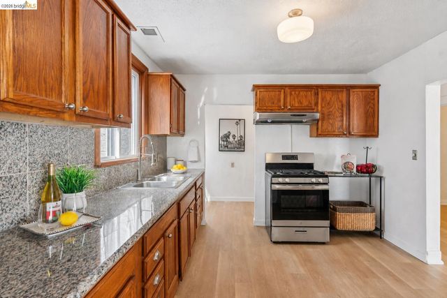 7650 Ney Ave, Oakland, CA 94605