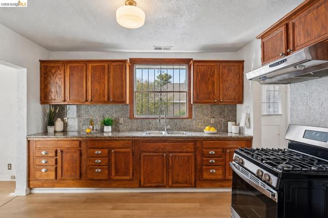 7650 Ney Ave, Oakland, CA 94605