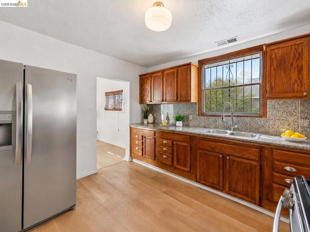 7650 Ney Ave, Oakland, CA 94605