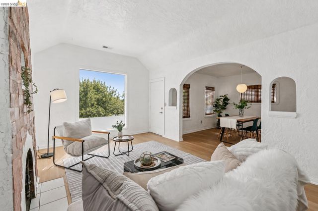 7650 Ney Ave, Oakland, CA 94605
