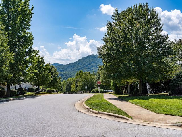 896 West Pointe Drive, Asheville, NC 28806