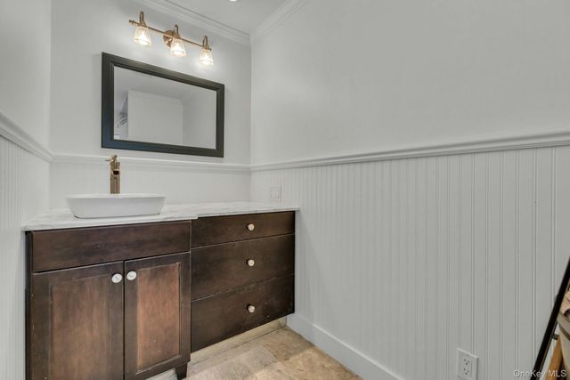 7 Springville Circle, Hampton Bays, NY 11946