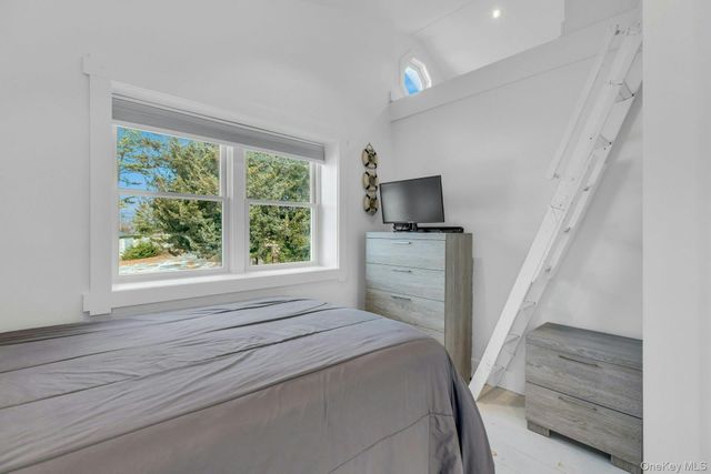 7 Springville Circle, Hampton Bays, NY 11946