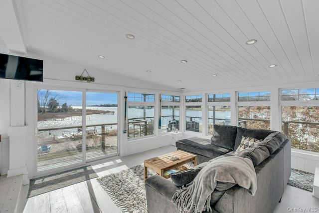 7 Springville Circle, Hampton Bays, NY 11946