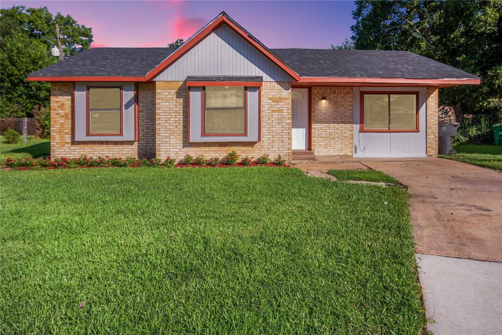 10902 Mosscrest Drive, Houston, TX 77048