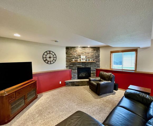 1409 28th Street SW, Austin, MN 55912