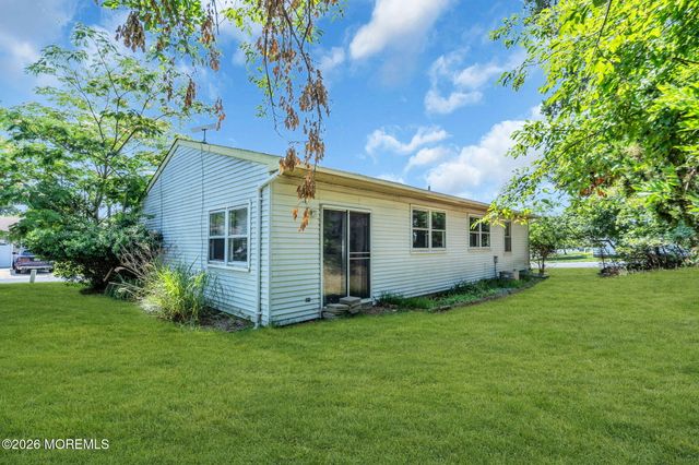 14 S Chestnut Avenue, Whiting, NJ 08759