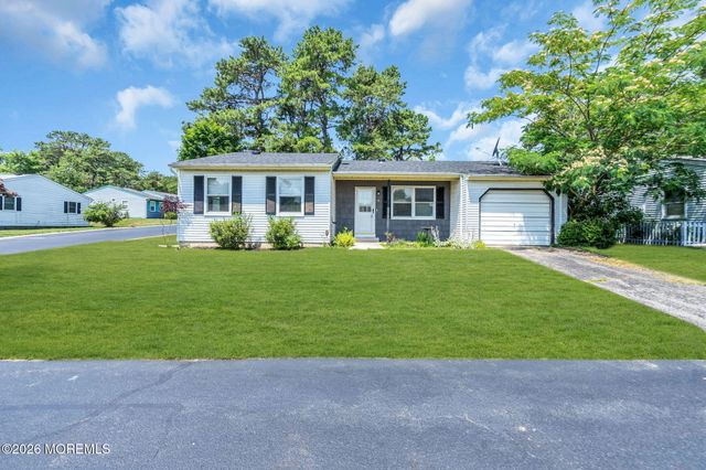 14 S Chestnut Avenue, Whiting, NJ 08759