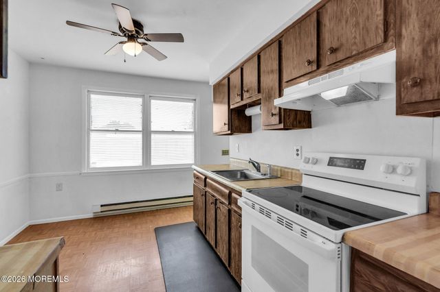 14 S Chestnut Avenue, Whiting, NJ 08759