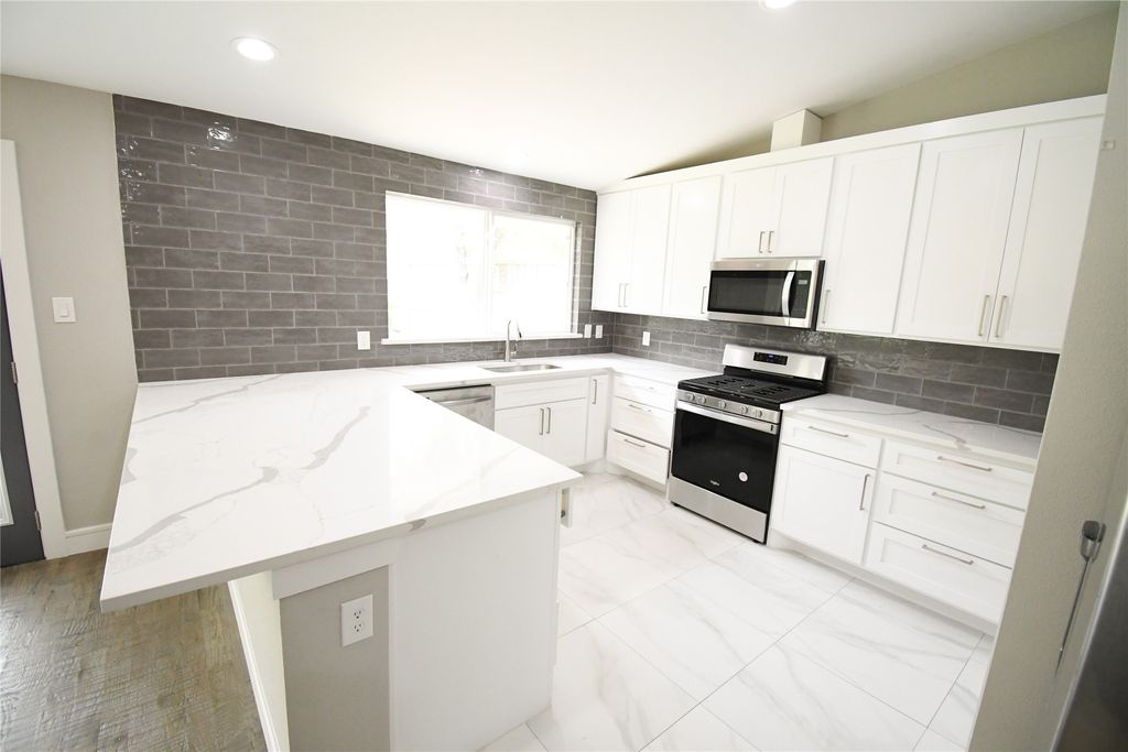 1114 W Northgate Drive, Irving, TX 75062